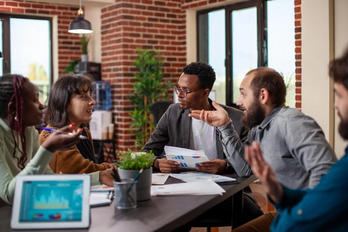 Un hombre negro dirige una reunión grupal.