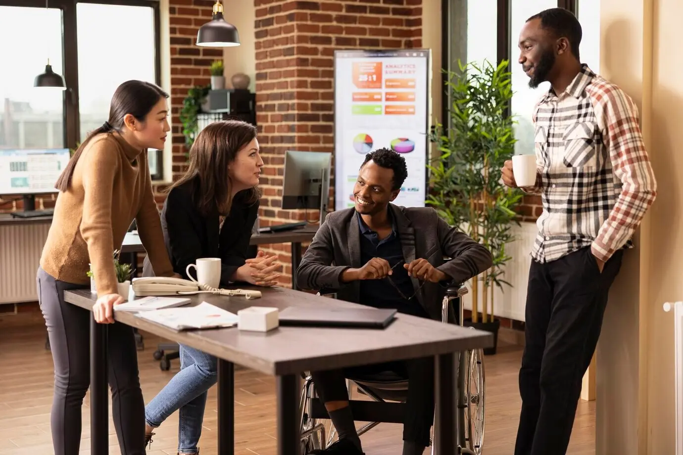 Compañeros de trabajo escuchando una historia hilarante