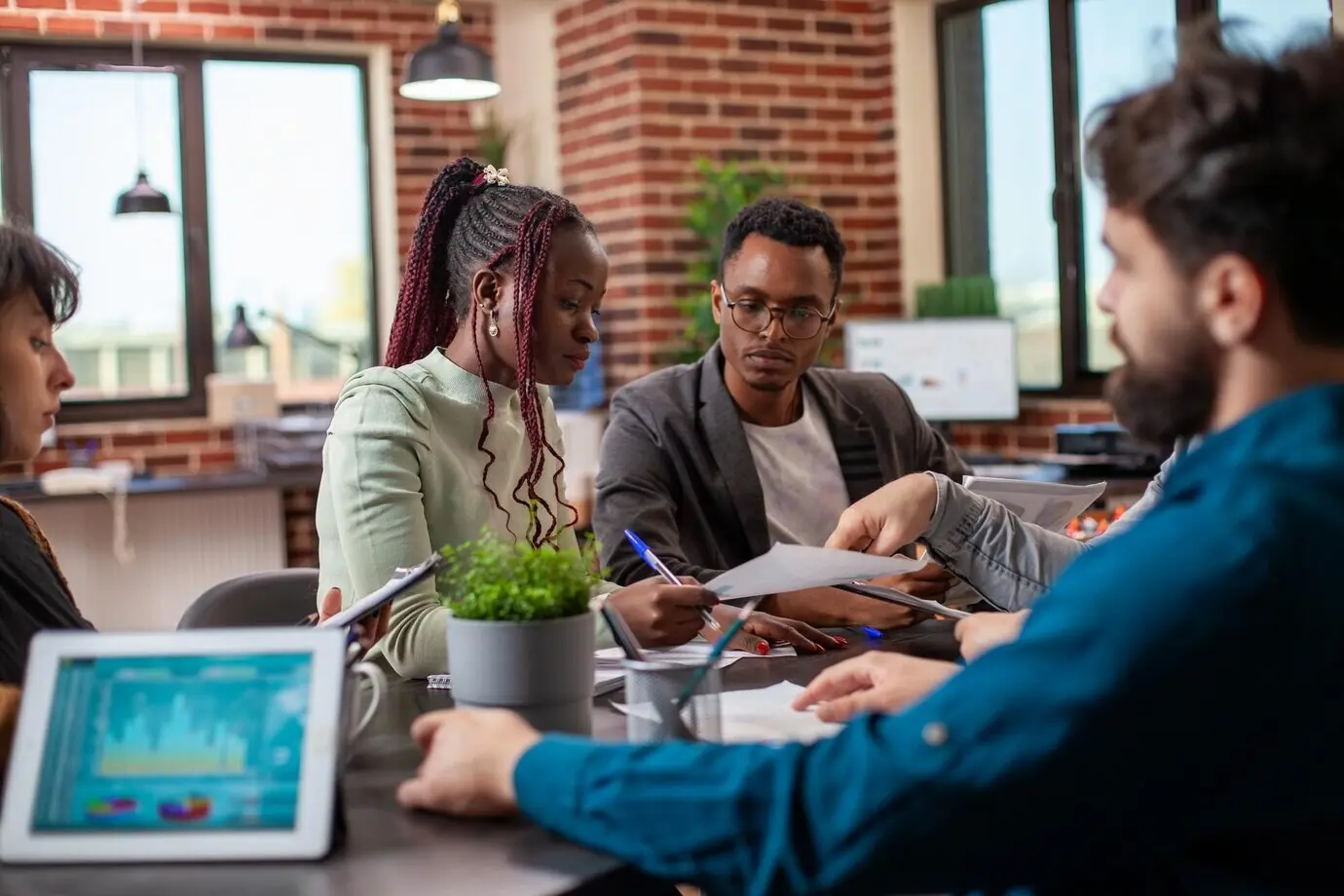 Sesión de trabajo en equipo en la oficina
