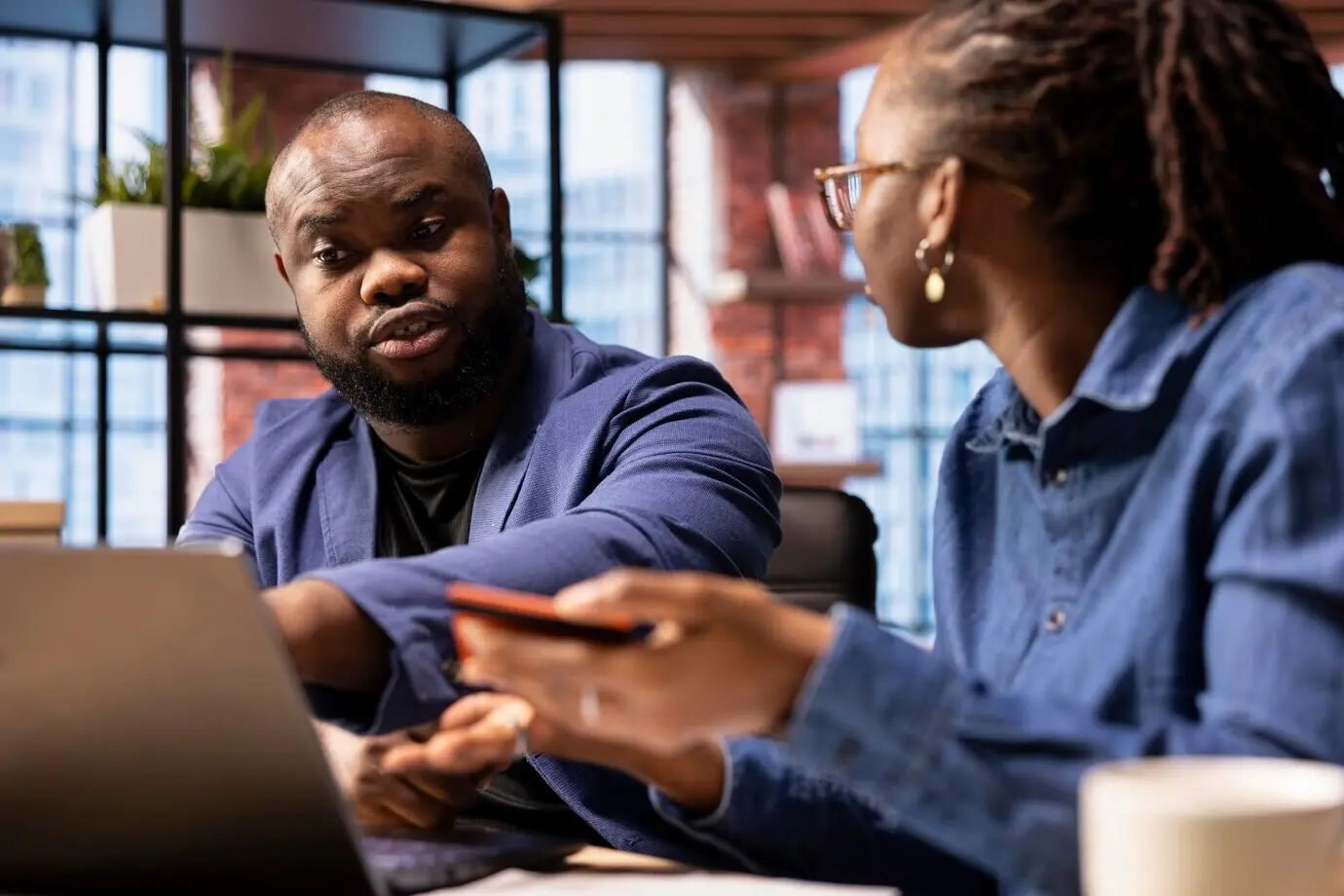 Una chica afroamericana enfrenta a su novio por haber gastado demasiado dinero.